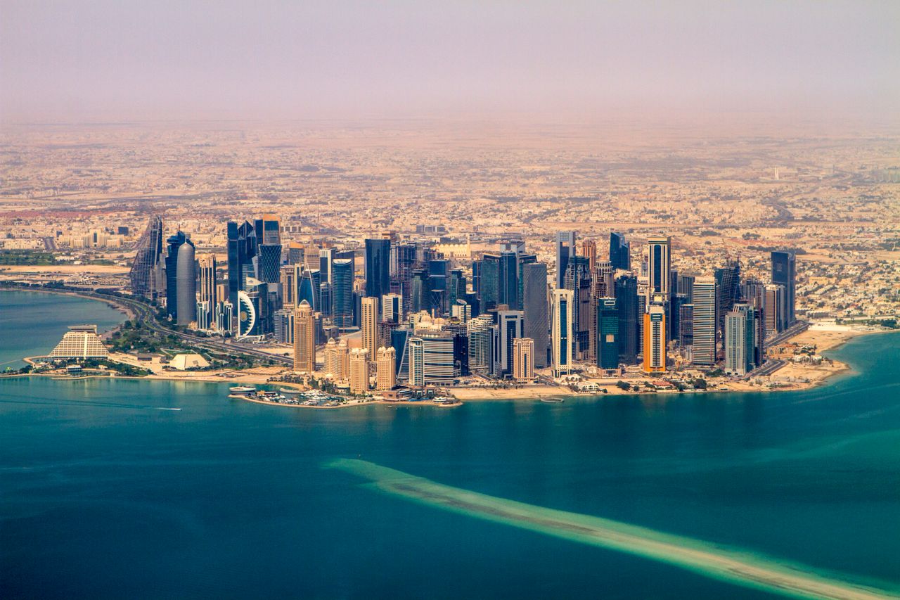 Vue aérienne de Doha illustrant la fiscalité d’un expatrié français au Qatar