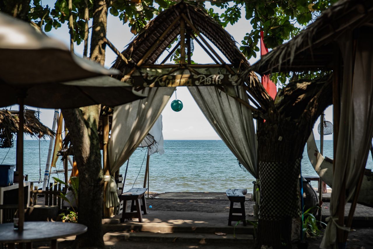 Gazebo en bord de mer à Bali illustrant la fiscalité d’un expatrié français en Indonésie
