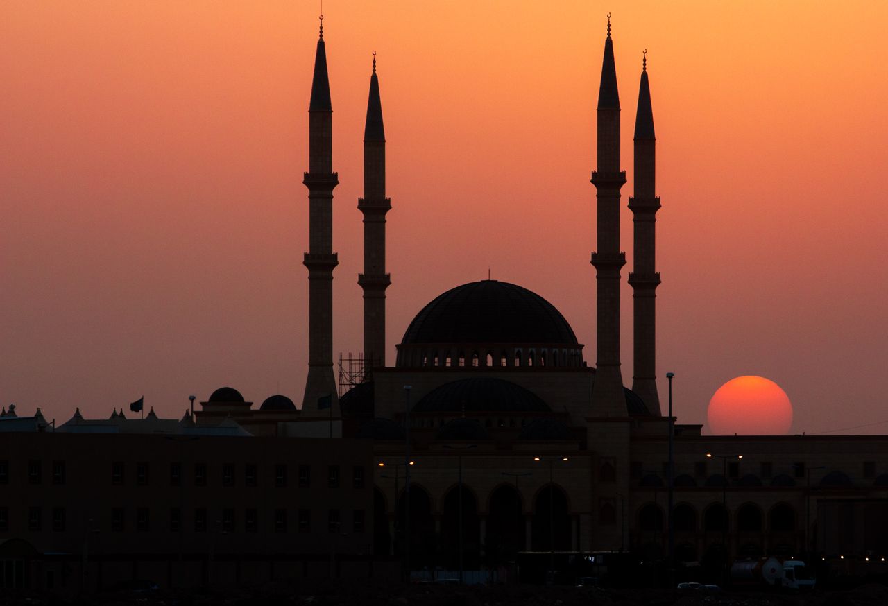 Mosquée à Al-Kharj au coucher du soleil illustrant la fiscalité d’un expatrié français en Arabie saoudite