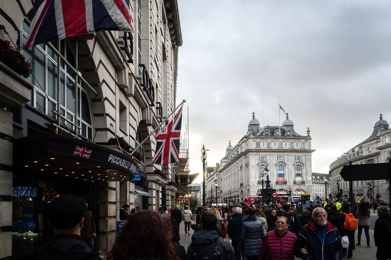 Rue britannique animée illustrant la fiscalité d’un expatrié français au Royaume-Uni
