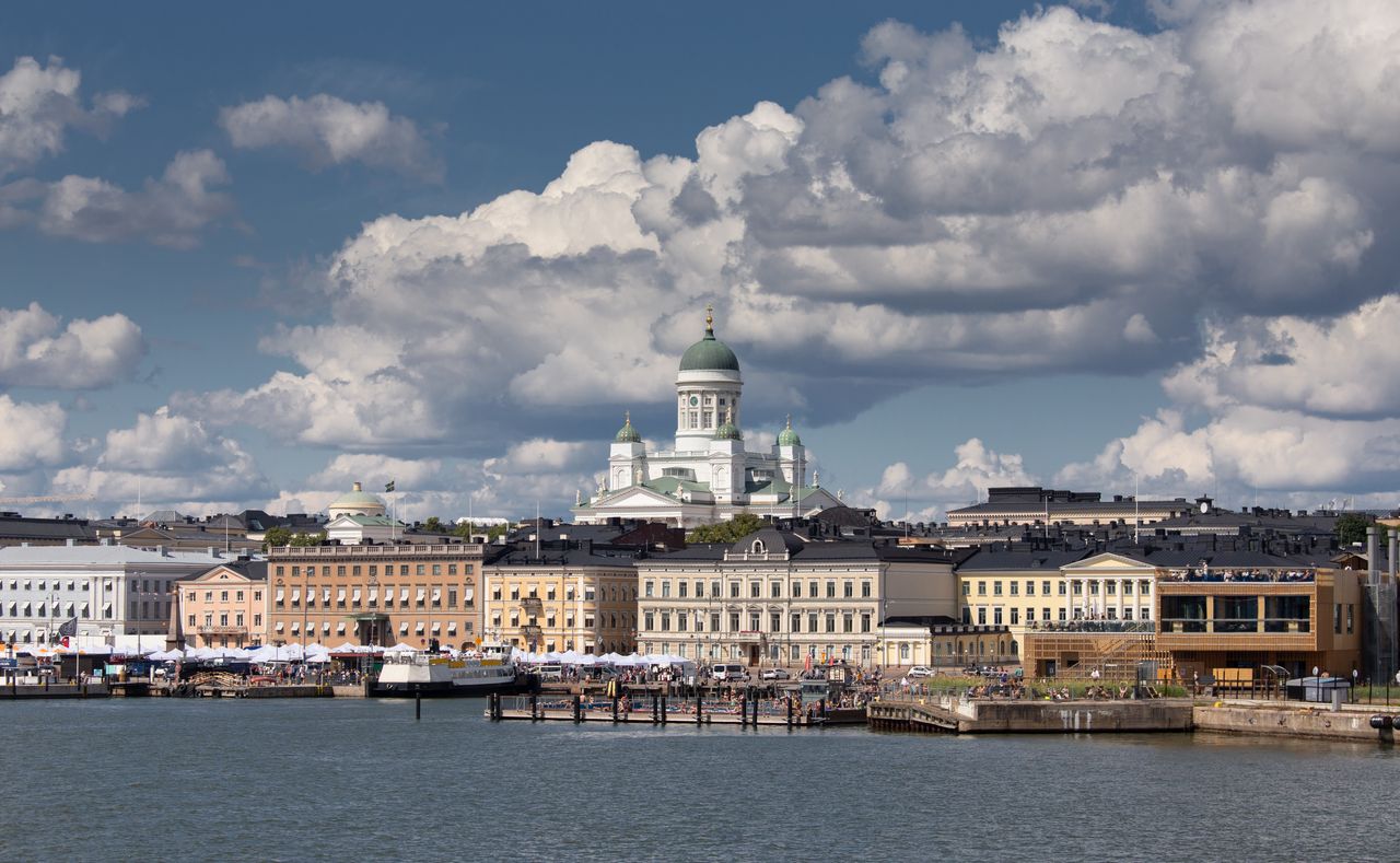 Cathédrale d’Helsinki et bâtiments du centre-ville illustrant la fiscalité d’un expatrié français en Finlande