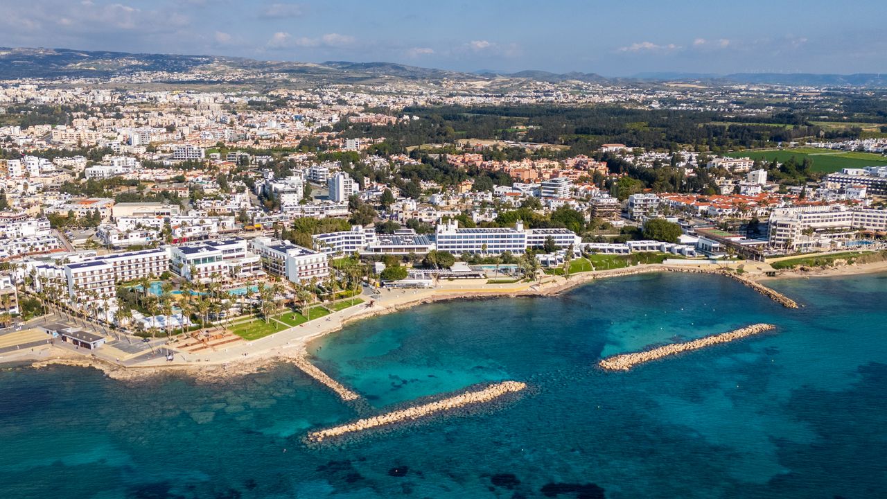 Vue aérienne du littoral de Paphos illustrant la fiscalité d’un expatrié français à Chypre