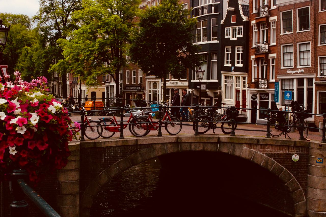 Vélos près d’un canal et d’un pont illustrant la fiscalité d’un expatrié français aux Pays-Bas