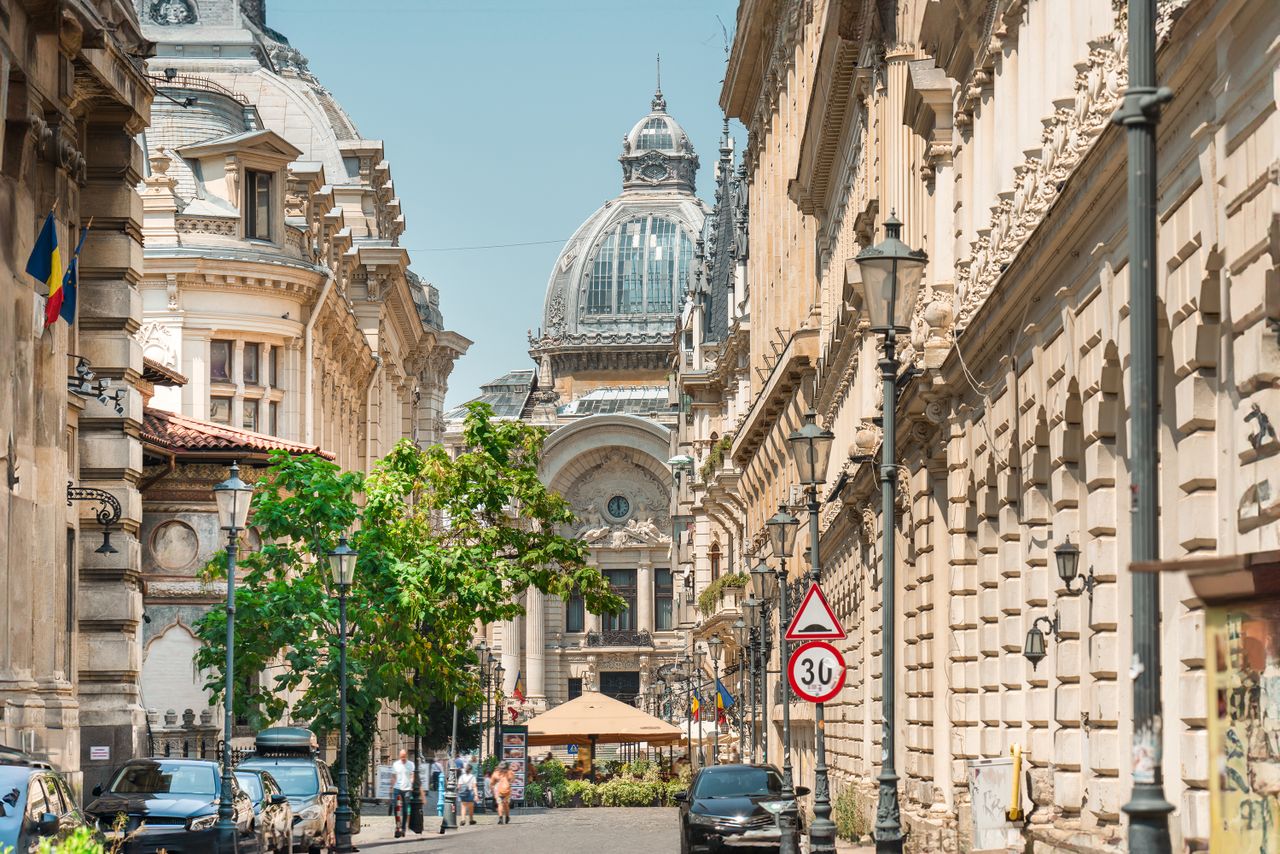 Rue historique avec tour de l’horloge illustrant la fiscalité d’un expatrié français en Roumanie