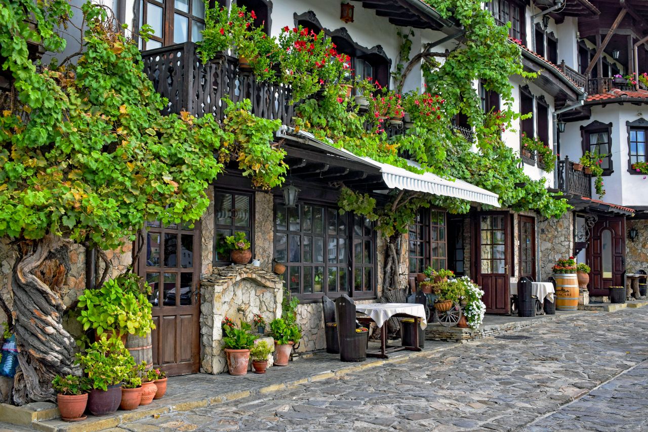 Rue historique de Veliko Tarnovo illustrant la fiscalité d’un expatrié français en Bulgarie