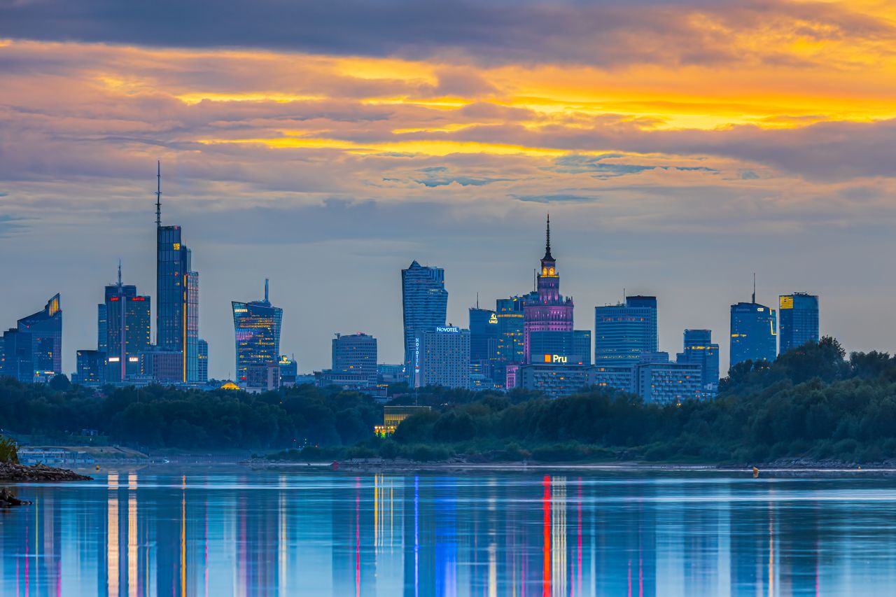 Skyline de Varsovie au coucher du soleil illustrant la fiscalité d’un expatrié français en Pologne