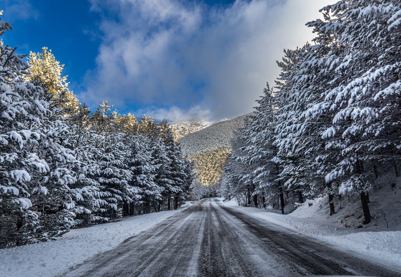 Route enneigée en Andorre illustrant la fiscalité d’un expatrié français non-résident