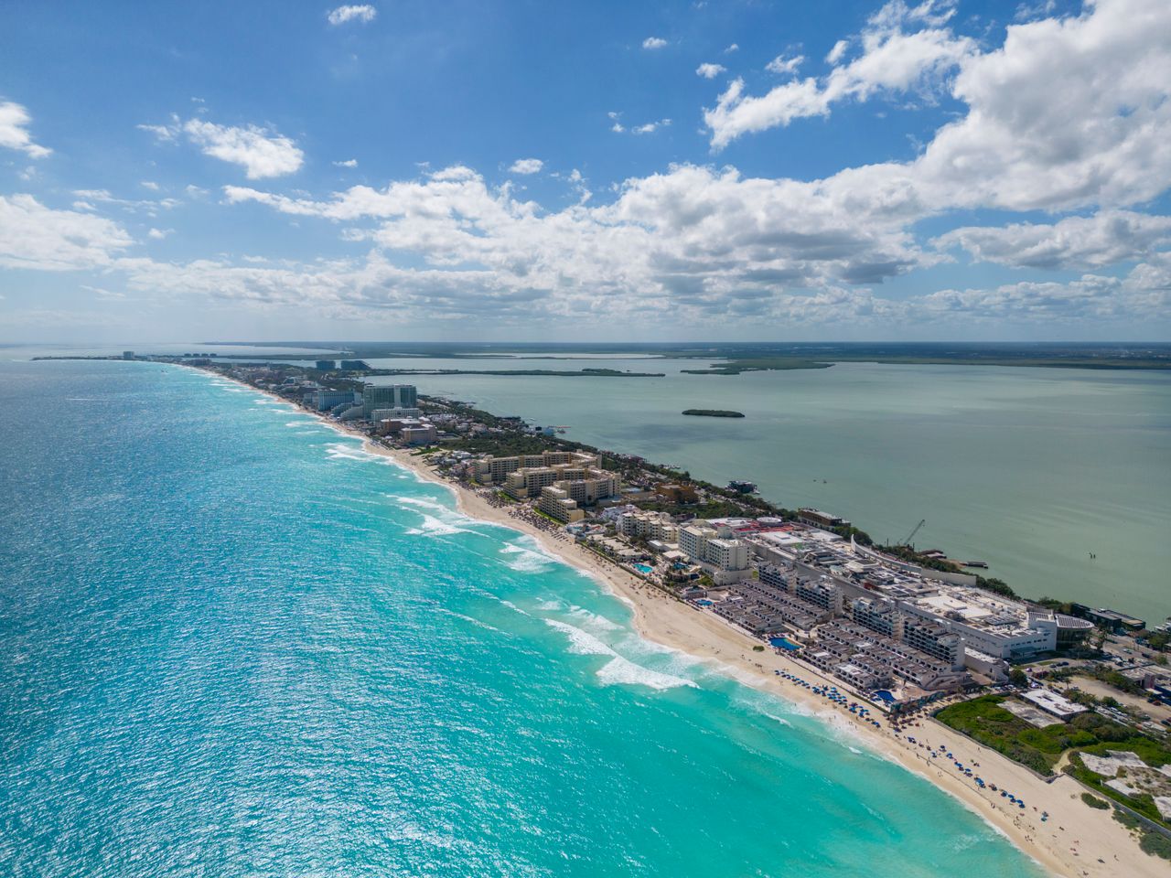 Vue aérienne de Cancún au Mexique illustrant le choix d’une assurance vie pour expatrié français
