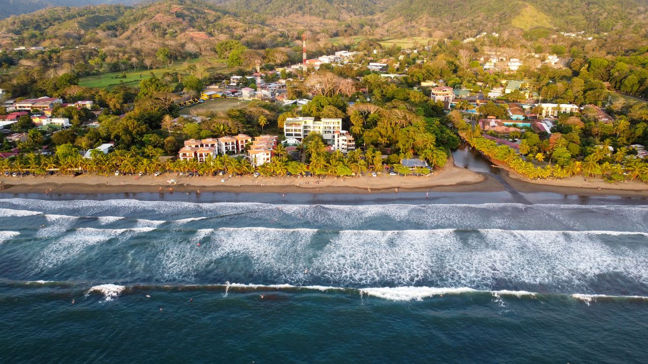 Vue aérienne d’une île tropicale illustrant la fiscalité d’un expatrié français au Costa Rica