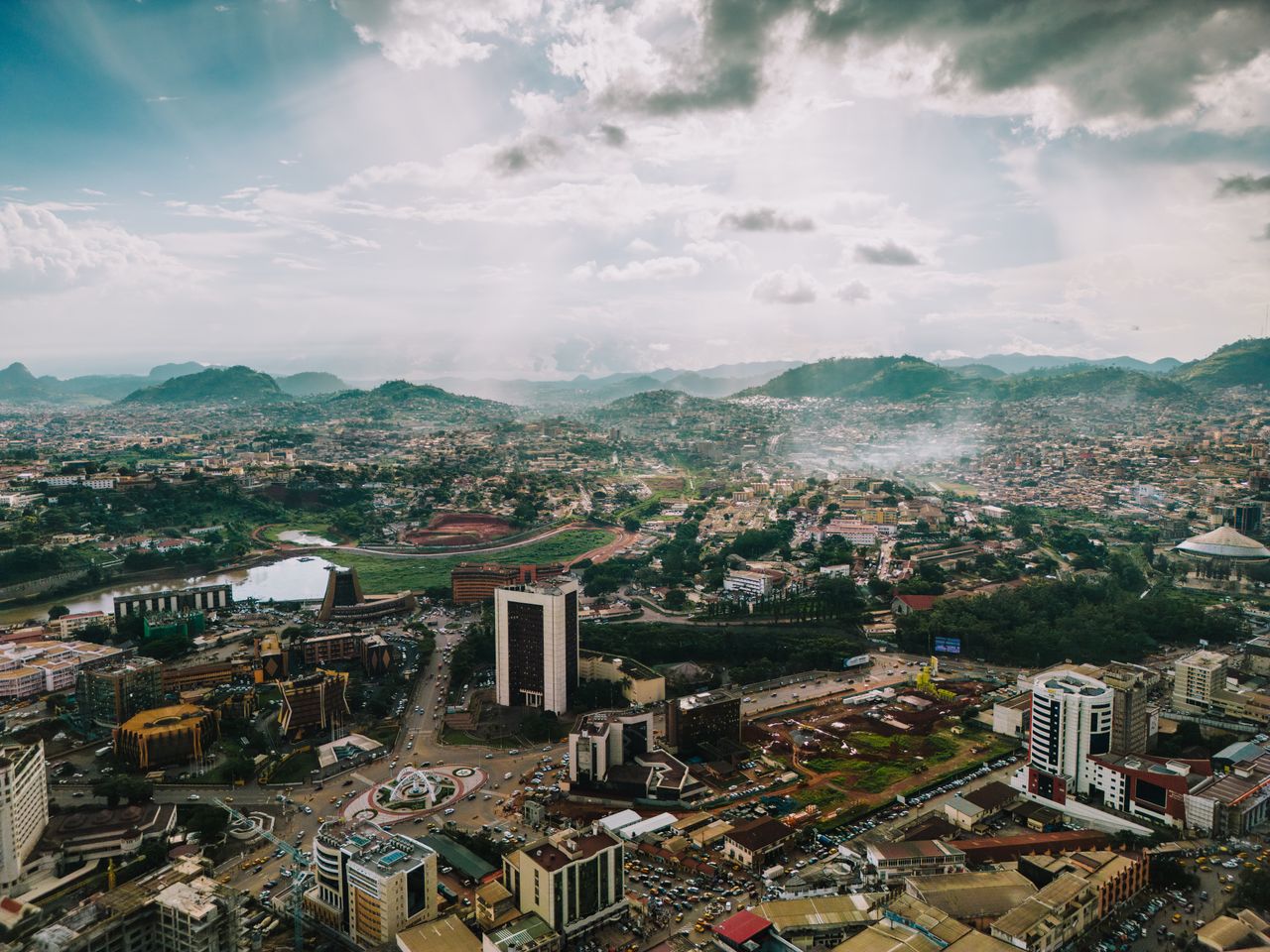 Vue aérienne de Yaoundé illustrant la fiscalité d’un expatrié français au Cameroun