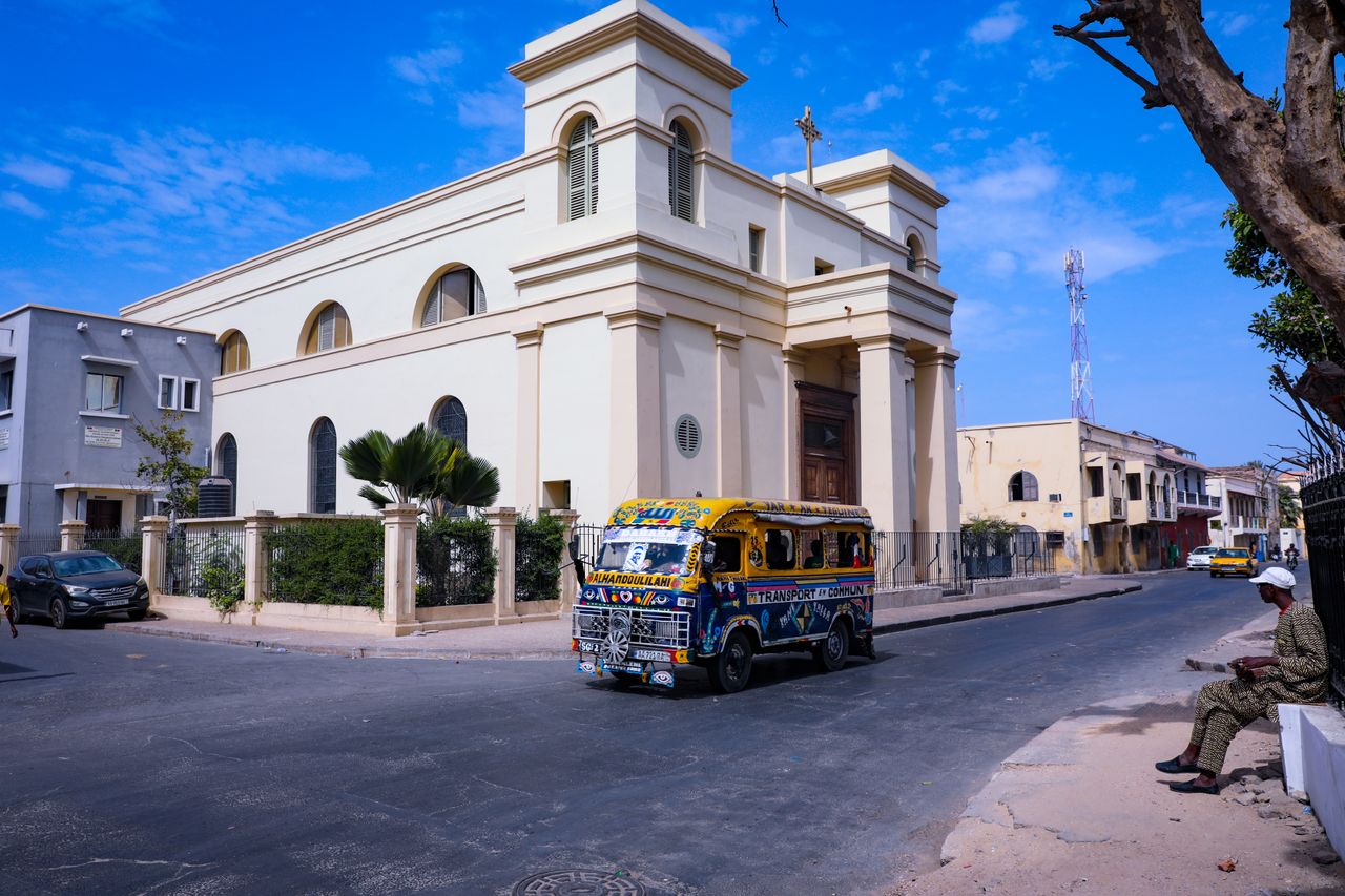 Minibus coloré dans une rue de Dakar illustrant la fiscalité d’un expatrié français au Sénégal