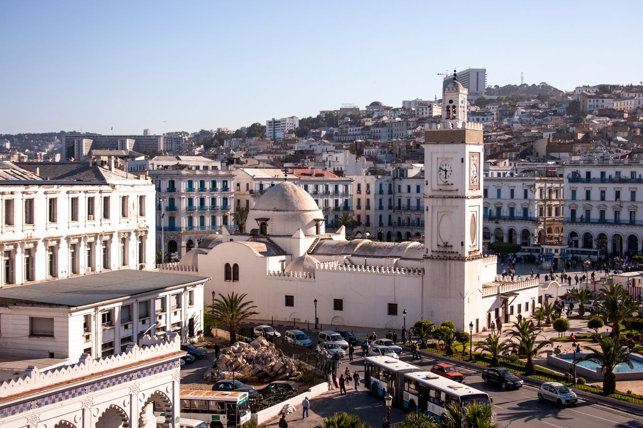 Vue d’Alger avec la mosquée Djamaa el Djedid illustrant la fiscalité d’un expatrié français en Algérie