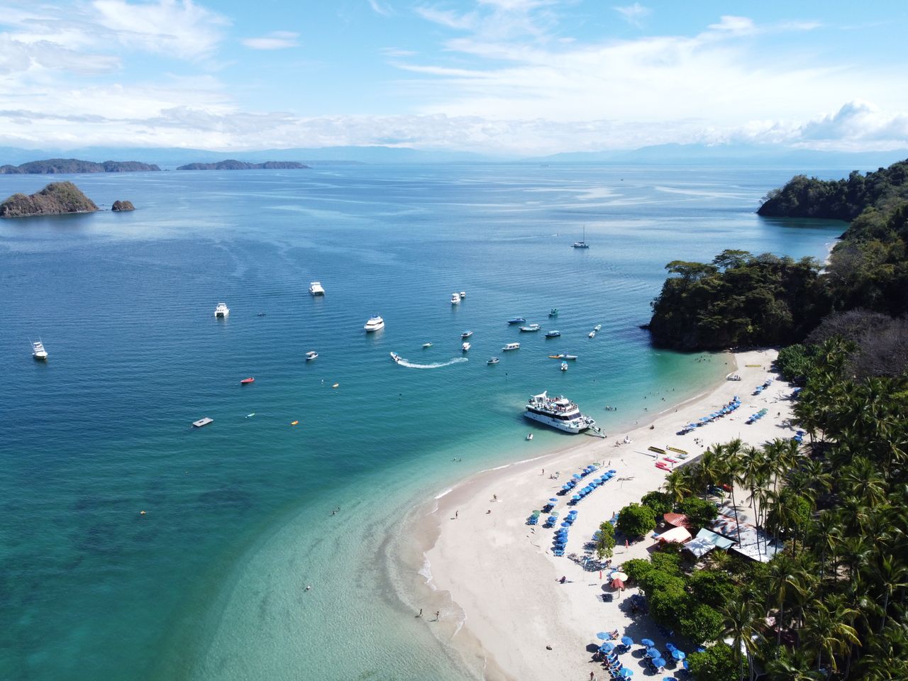 Vue aérienne de Playa Blanca au Costa Rica illustrant l’assurance vie pour expatrié français