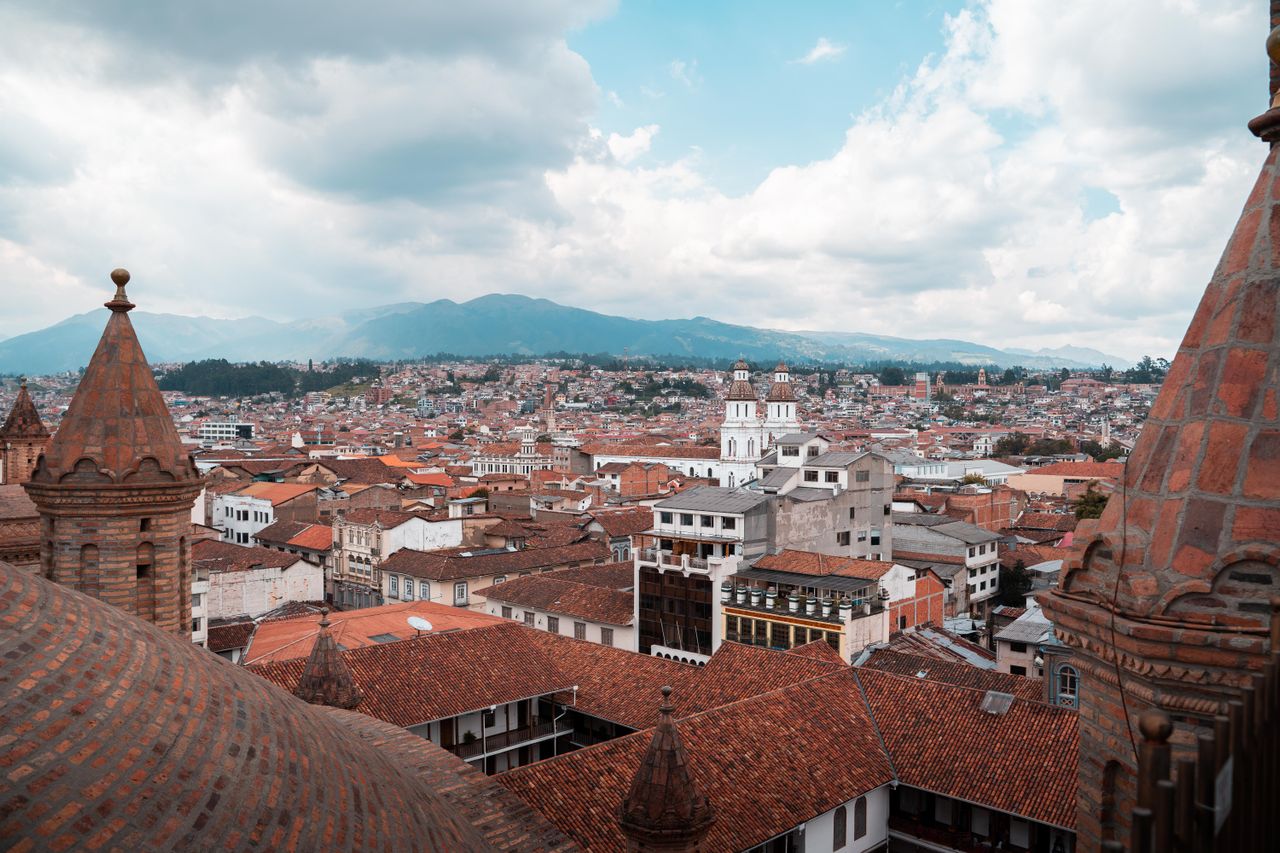 Vue aérienne de Cuenca et de son centre historique illustrant la fiscalité d’un expatrié français en Équateur