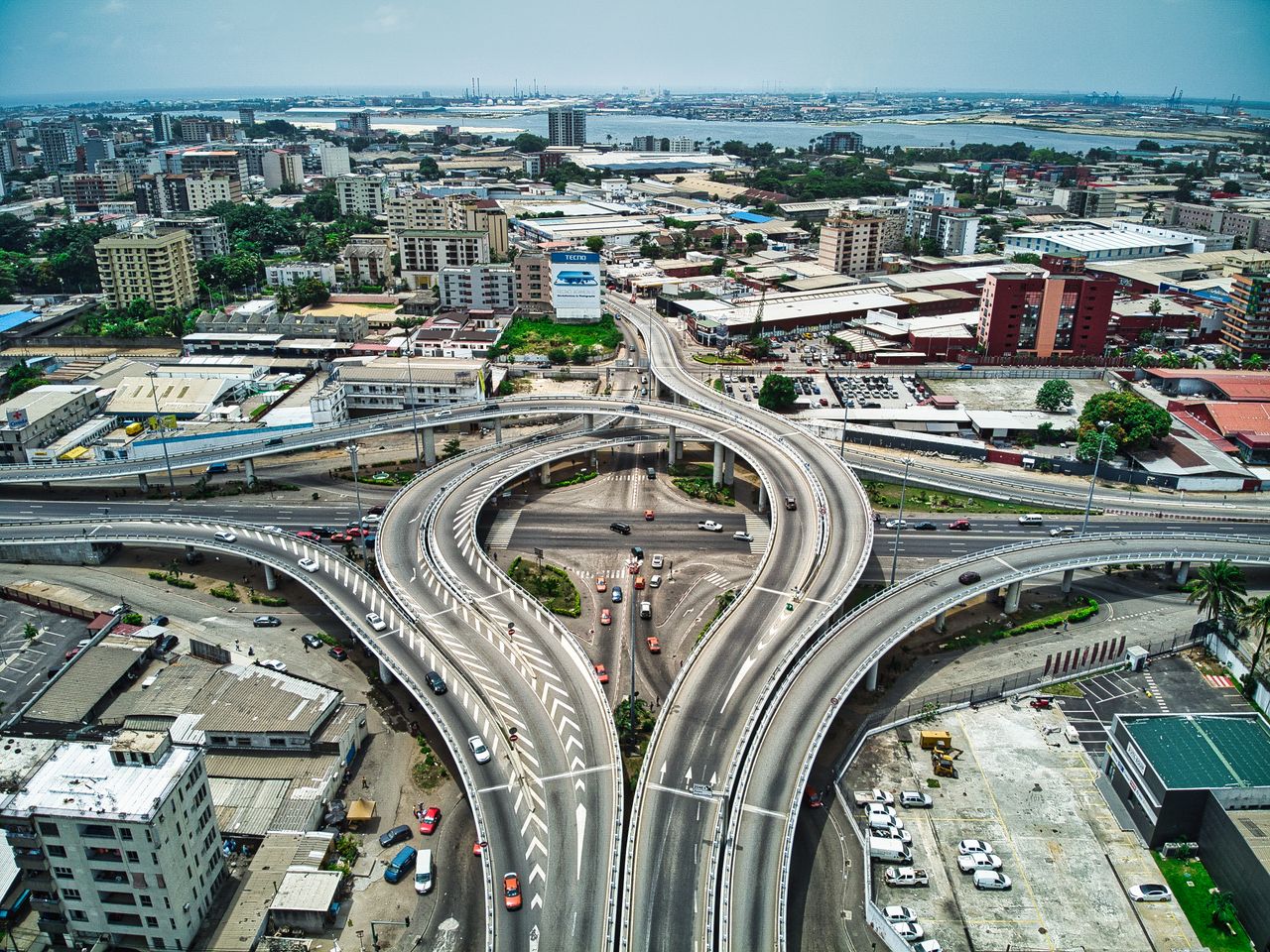 Vue aérienne d’Abidjan avec ses échangeurs illustrant la fiscalité d’un expatrié français en Côte d’Ivoire